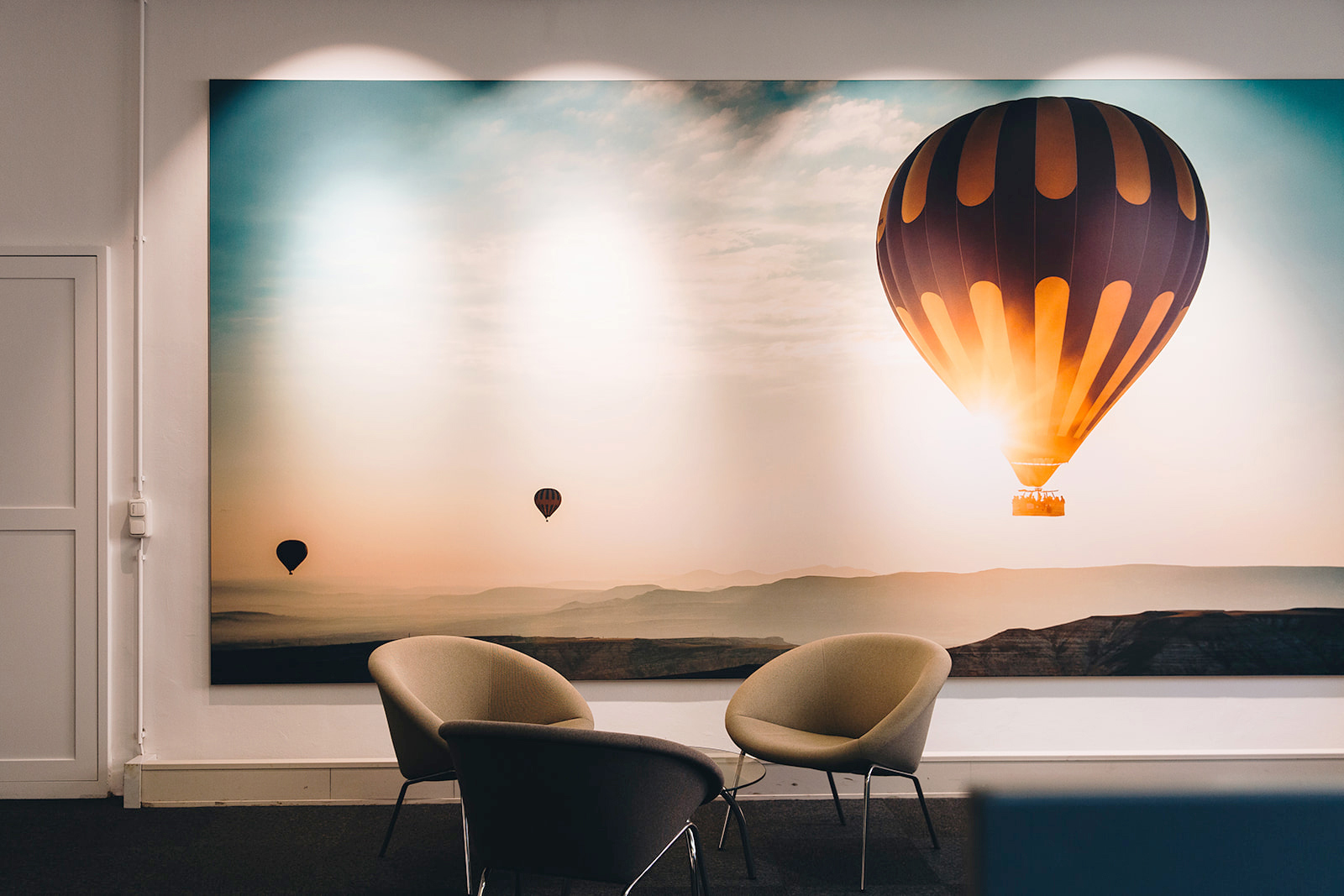 Innenarchitektur München - Büroplanung/Bürogestaltung, Heißluftballon als Foto an der Wand im Büro von Getty Images Deutschland GmbH
