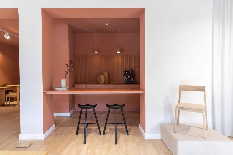 Innenarchitektur München - Tresen bei der Kaffeemaschine bei Innenarchitektur Federleicht in München