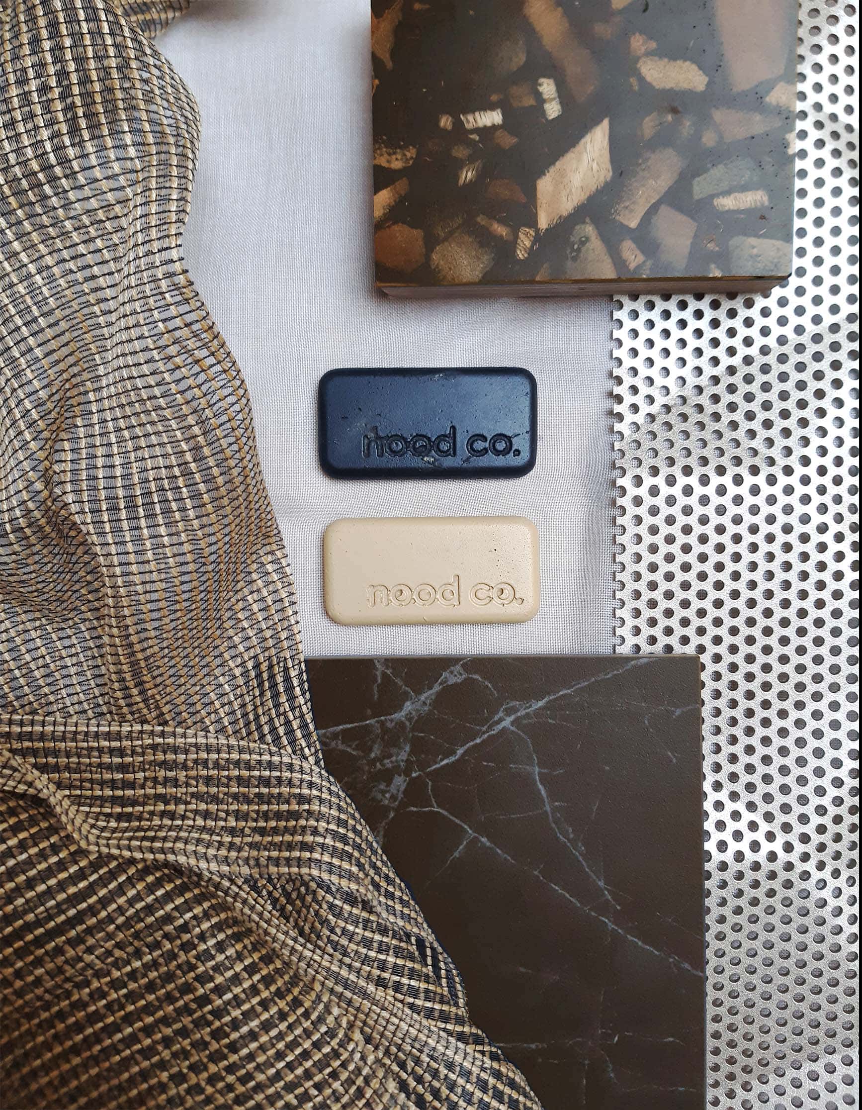 Materialcollage mit Stoff, Lochblech, Marmor und Farbmustern