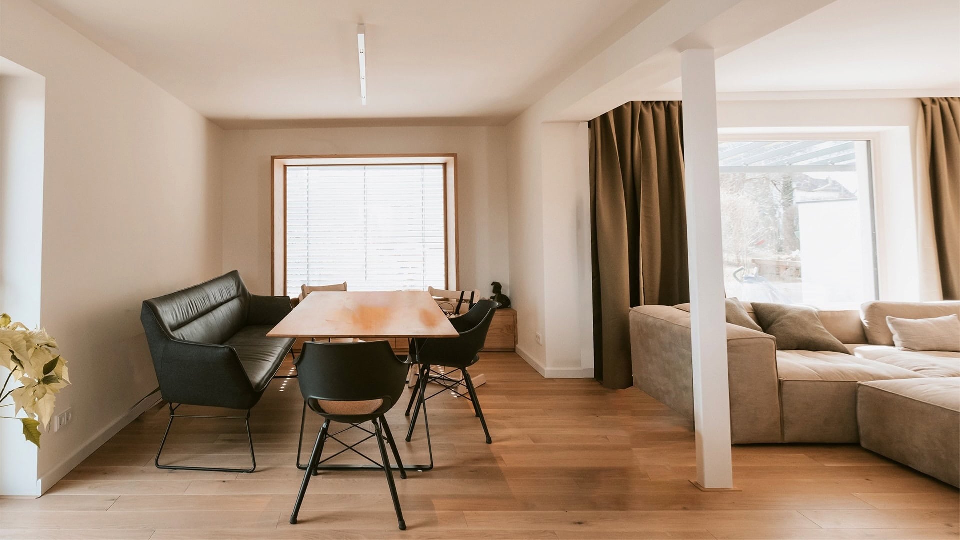 Innenarchitektur München, Büro Innenarchitektur Federleicht – Moderner Essbereich mit Holzdetails, gemütlicher Sitzbank und klaren Linien für eine einladende Atmosphäre