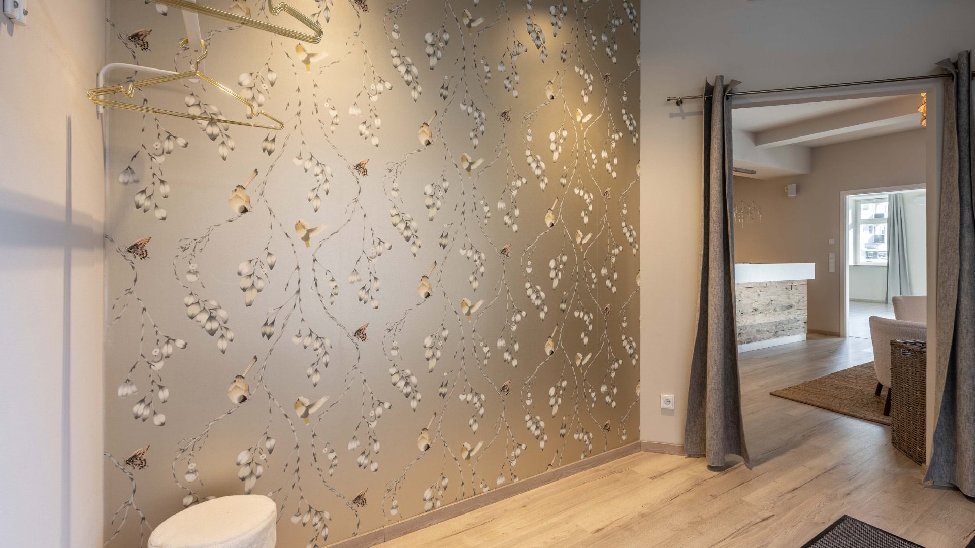 Innenarchitektur München / Innenarchitektur Federleicht - Raumgestaltung mit Naturmotiv-Tapete in sanften Farben für eine elegante und beruhigende Atmosphäre