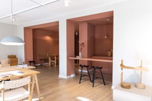 Innenarchitektur München - Showroom und Work Café in Rot Tönen
