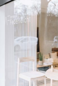 Innenarchitektur München - Büroplanung / Bürogestaltung, Schaufenster mit Innenarchitektur Federleicht Logo