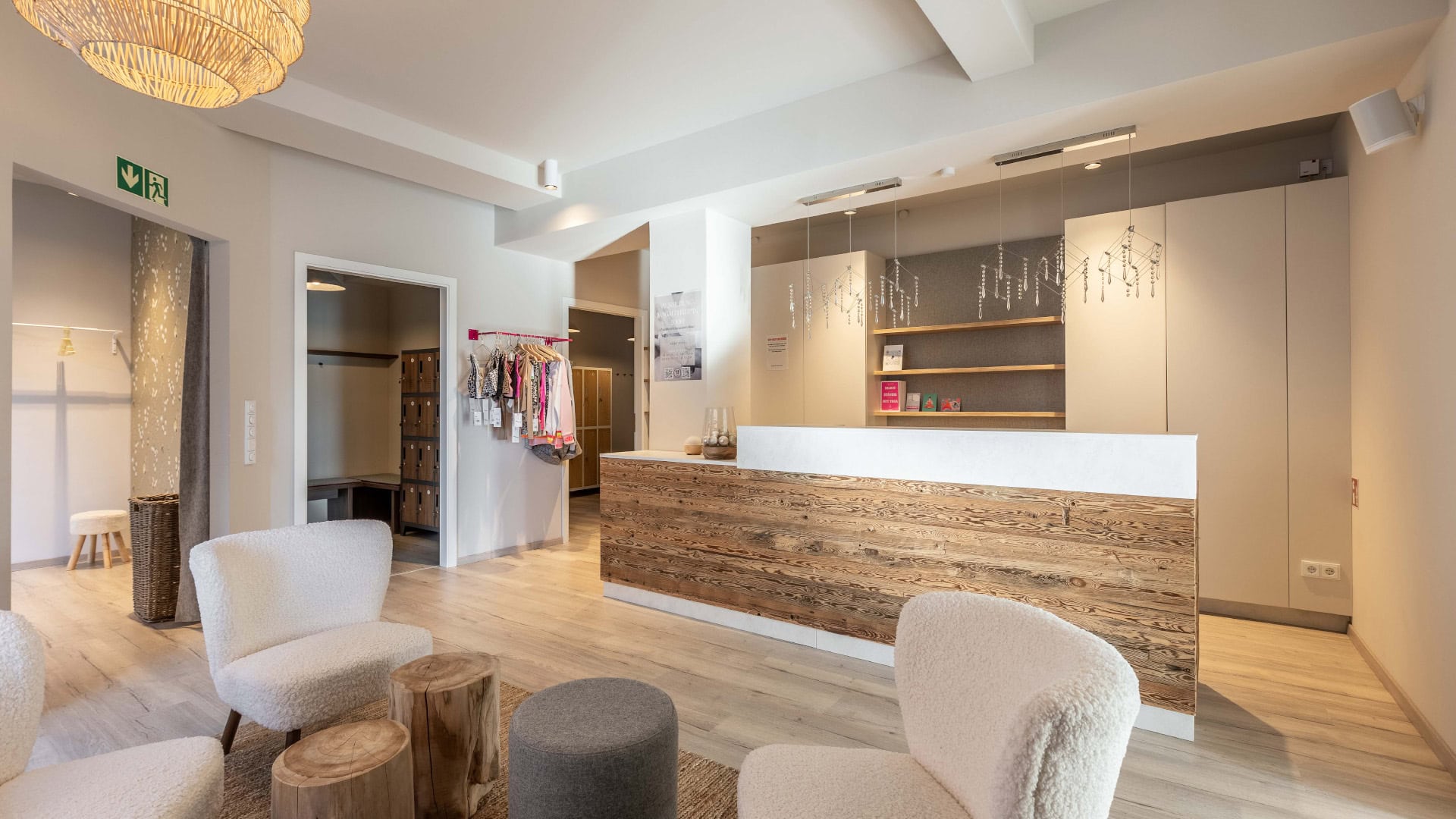 3D-Visualisierung: Empfang eines Yogastudios mit Holztresen, Sitzecke und Garderobe