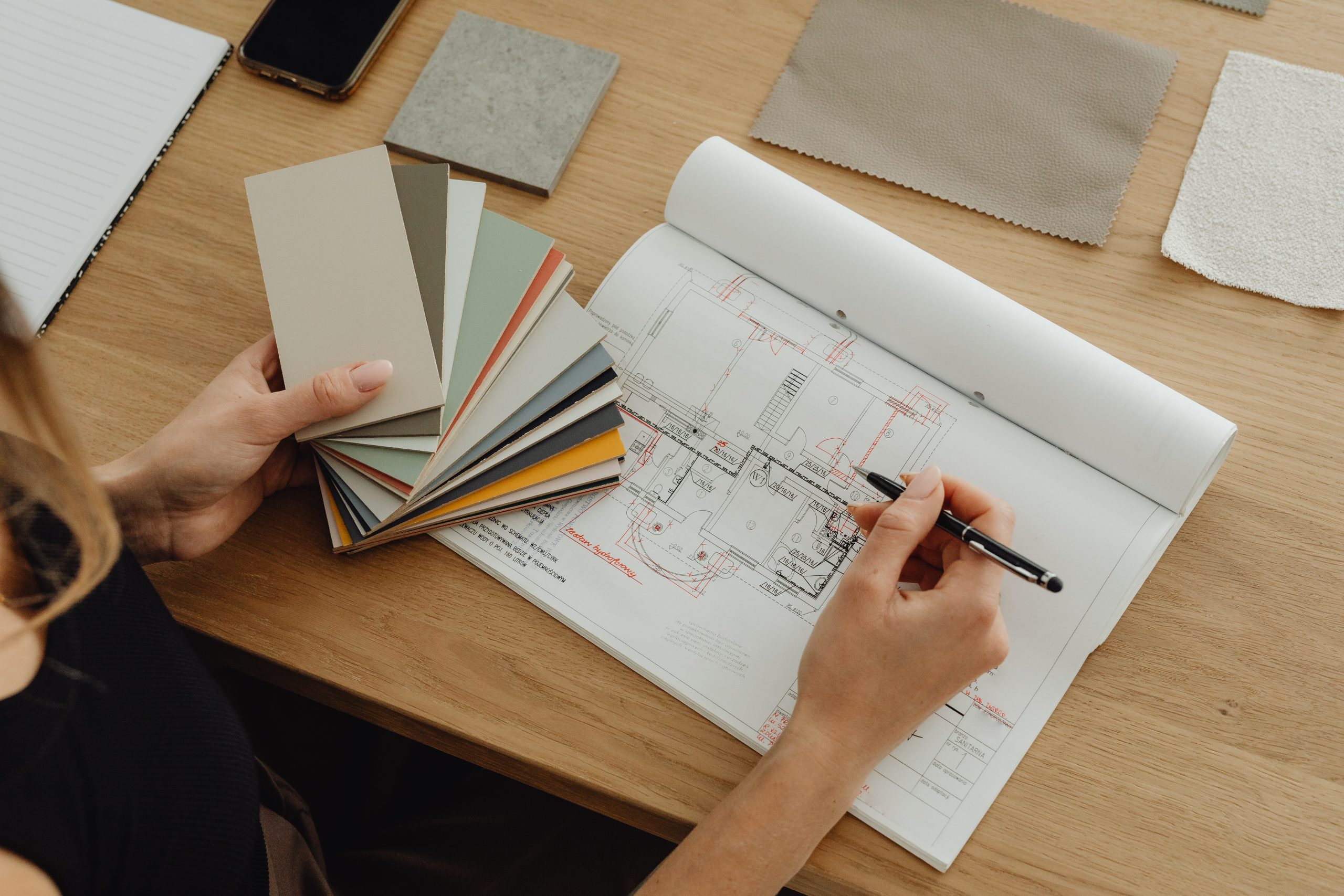 Innenarchitektin Andrea Franke bei der Materialauswahl und Entwurfsplanung im Studio