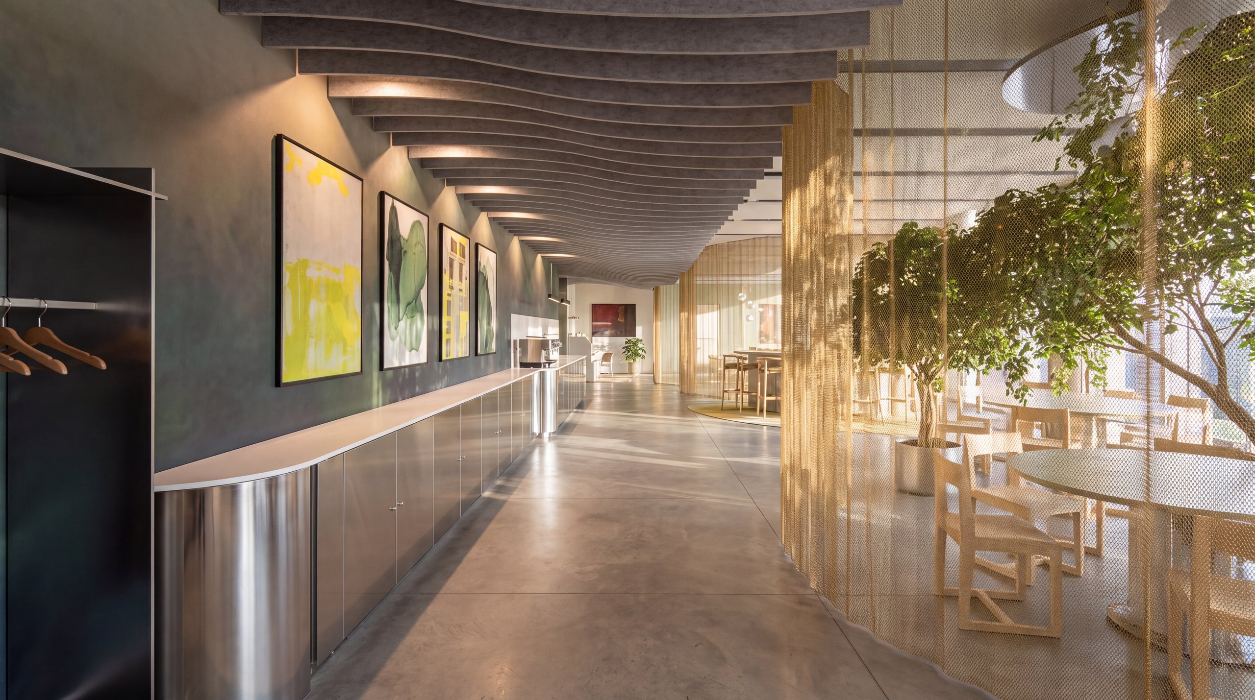 3D-Visualisierung: Innenarchitektur München - Büroprojekt von Innenarchitektur Federleicht in der Schweiz in Zürich: Flur mit Bildergalerie und Wellendecke