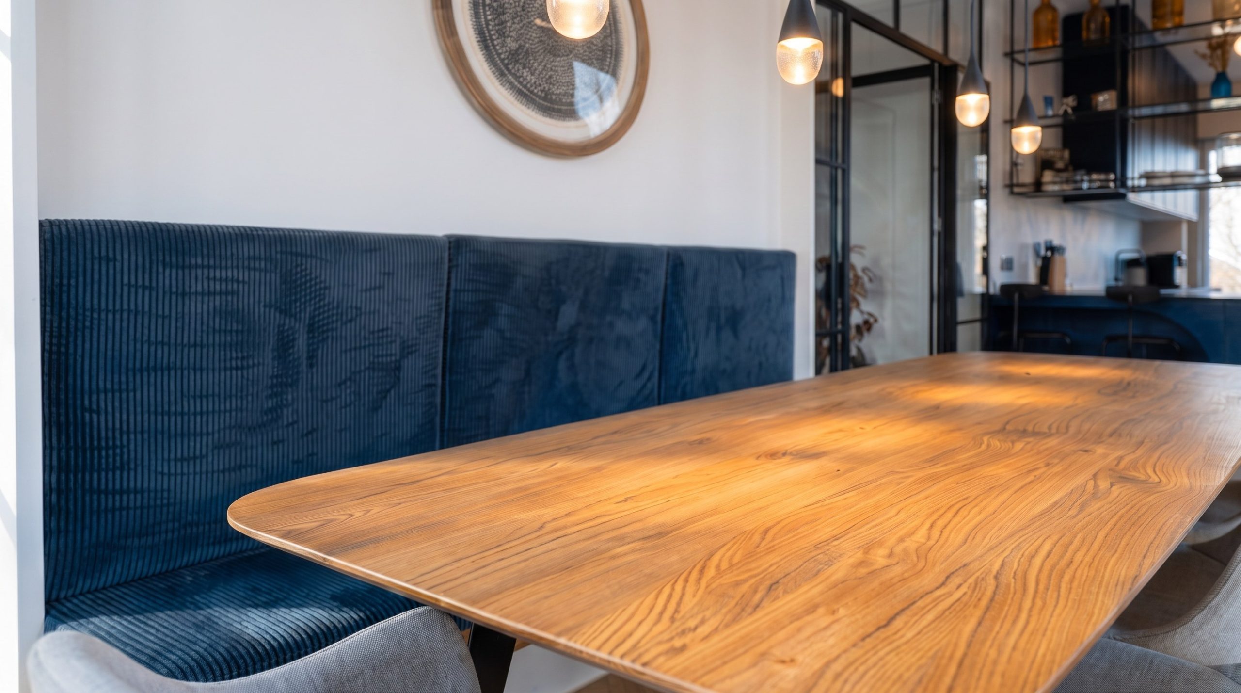 Essplatz mit blauer Sitzbank und Eichentisch im Comfy Penthouse München, Innenarchitektur Federleicht