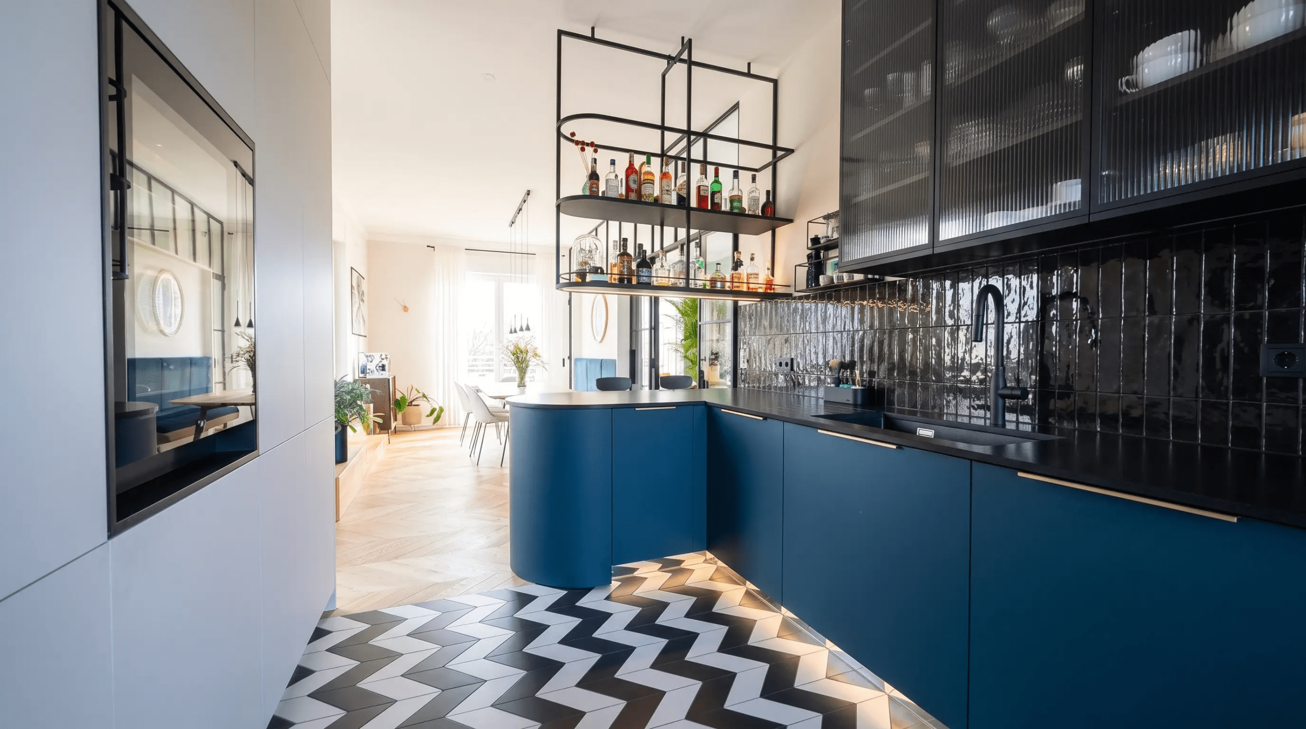 Innenarchitektur München - Innenarchitektur Federleicht: Küche mit dunklen Glasfronten, Hausbar und blauer Kücheninsel