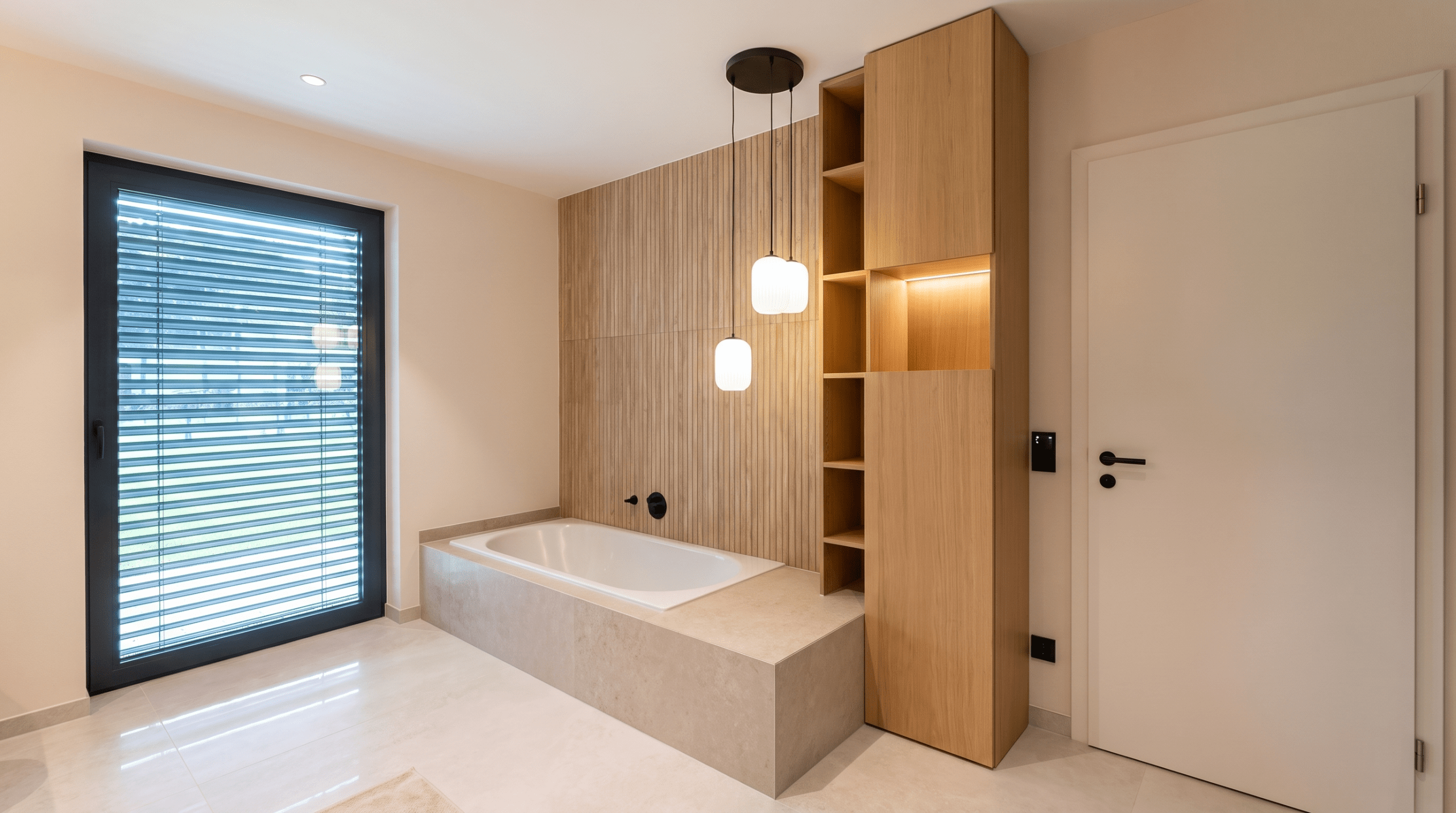 3D-Visualisierung: Bad mit eingebauter Wanne in Steinoptik, Holzregal und schwarzem Fenster