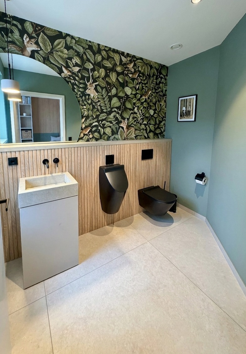 3D-Visualisierung: Gäste-WC mit grüner Blätter-Tapete, Lamellenwand und schwarzem WC