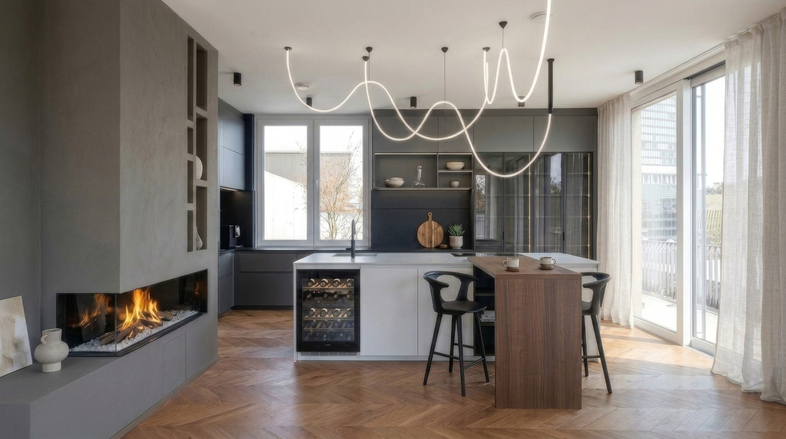 Loftwohnung Küche mit Kochinsel und Kamin – Innenarchitektur Federleicht München
