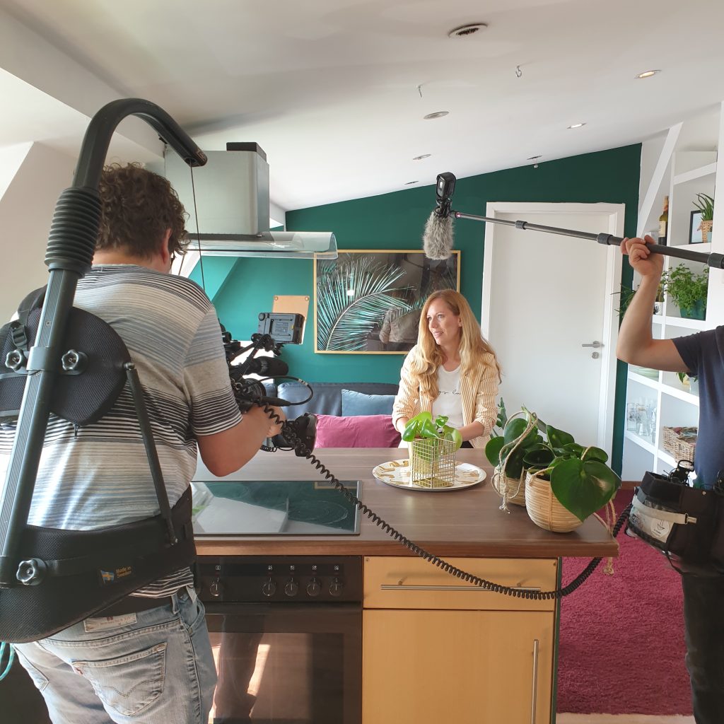 Andrea Franke im Interview mit dem taff-Team von ProSieben in der neu gestalteten WG-Küche