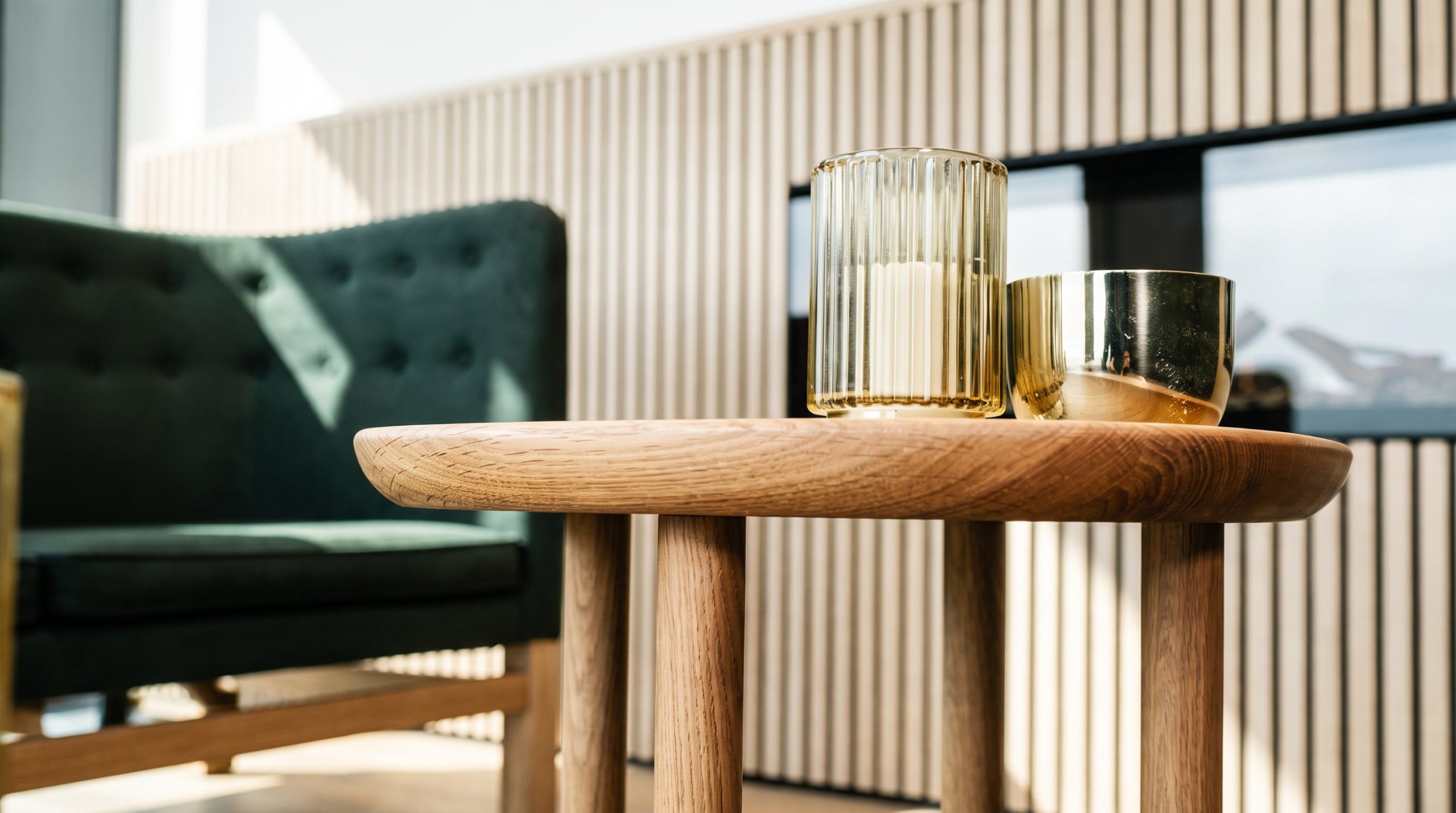 Detail: Beistelltisch aus Eiche mit Messingaccessoires in der Lounge bei Tengelmann Twenty-One KG in München, Innenarchitektur Federleicht