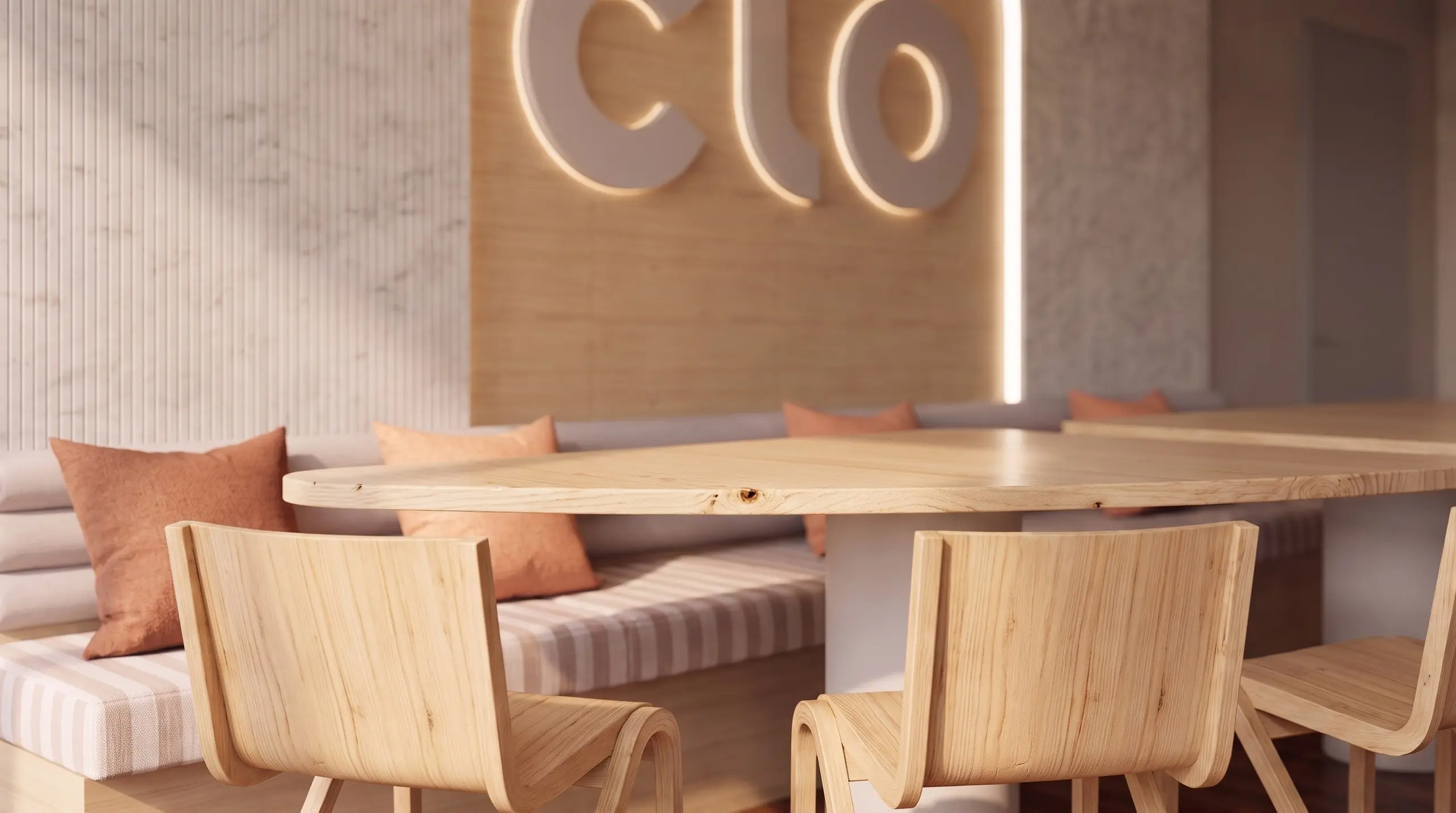 Innenarchitektur München – Bürogestaltung im Coworking Space, Konferenzraum, Holzstühle und CLO-Logo im Detail bei CLO Virtual Fashion Büro München