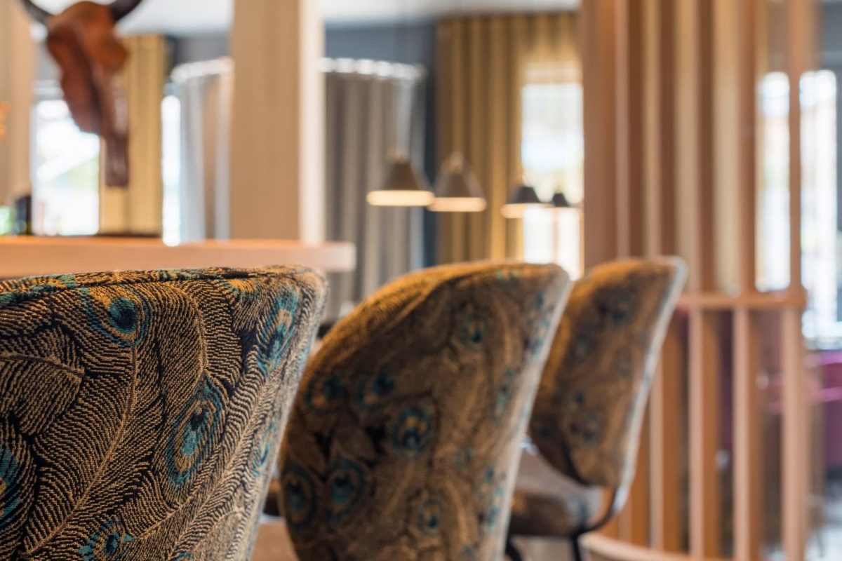 Innenarchitektur München / Innenarchitektur Federleicht - Detailaufnahme von Barhockern mit floralen Mustern und moderner Inneneinrichtung im La Soa Chalets