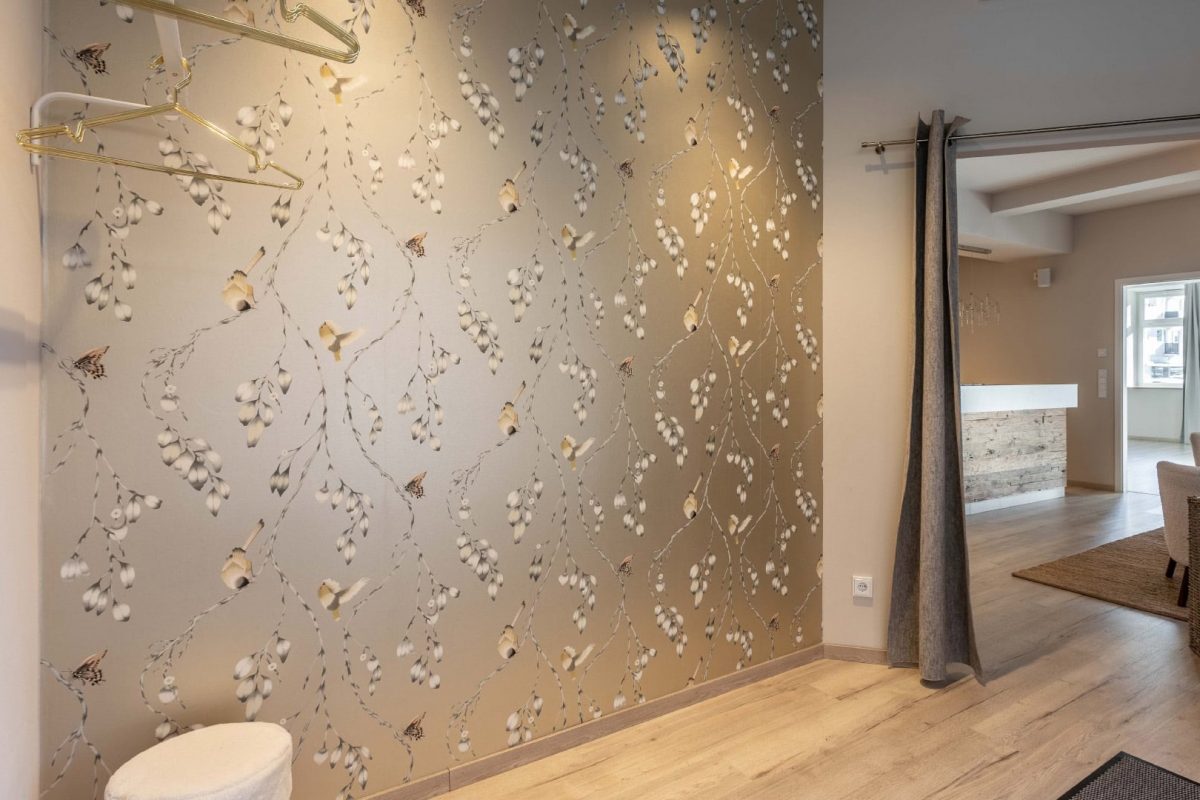 Innenarchitektur München / Innenarchitektur Federleicht - Raumgestaltung mit Naturmotiv-Tapete in sanften Farben für eine elegante und beruhigende Atmosphäre