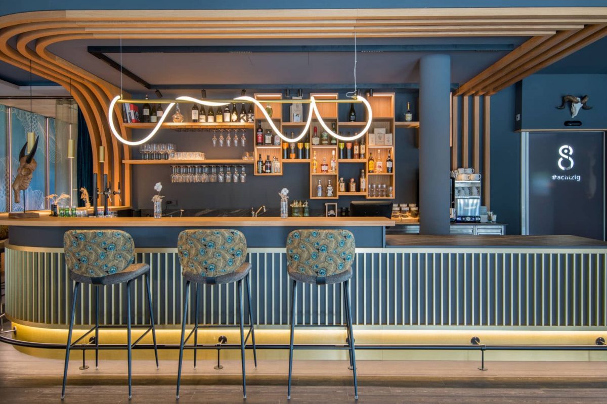 Innenarchitektur München / Innenarchitektur Federleicht - Moderner Barbereich La Soa Chalets mit Holz- und Messingdetails sowie stilvoller Beleuchtung