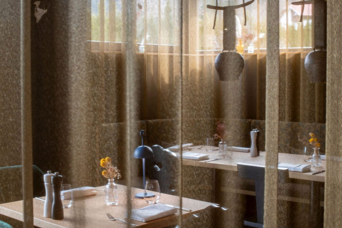 Innenarchitektur München / Innenarchitektur Federleicht - Intime Sitznischen mit transluzenten Vorhängen und stimmungsvoller Beleuchtung im Speisesaal des La Soa Chalets