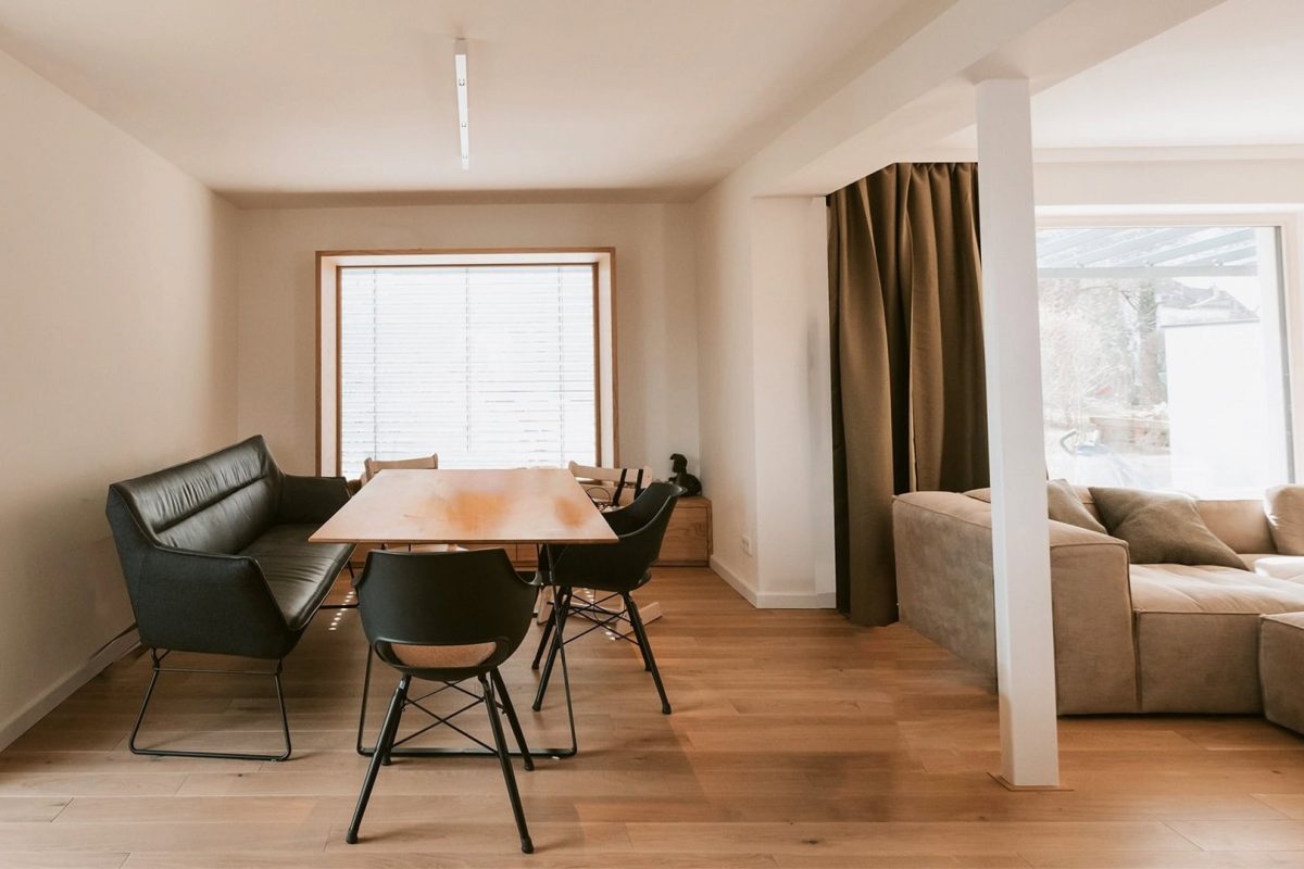 Innenarchitektur München, Büro Innenarchitektur Federleicht – Moderner Essbereich mit Holzdetails, gemütlicher Sitzbank und klaren Linien für eine einladende Atmosphäre