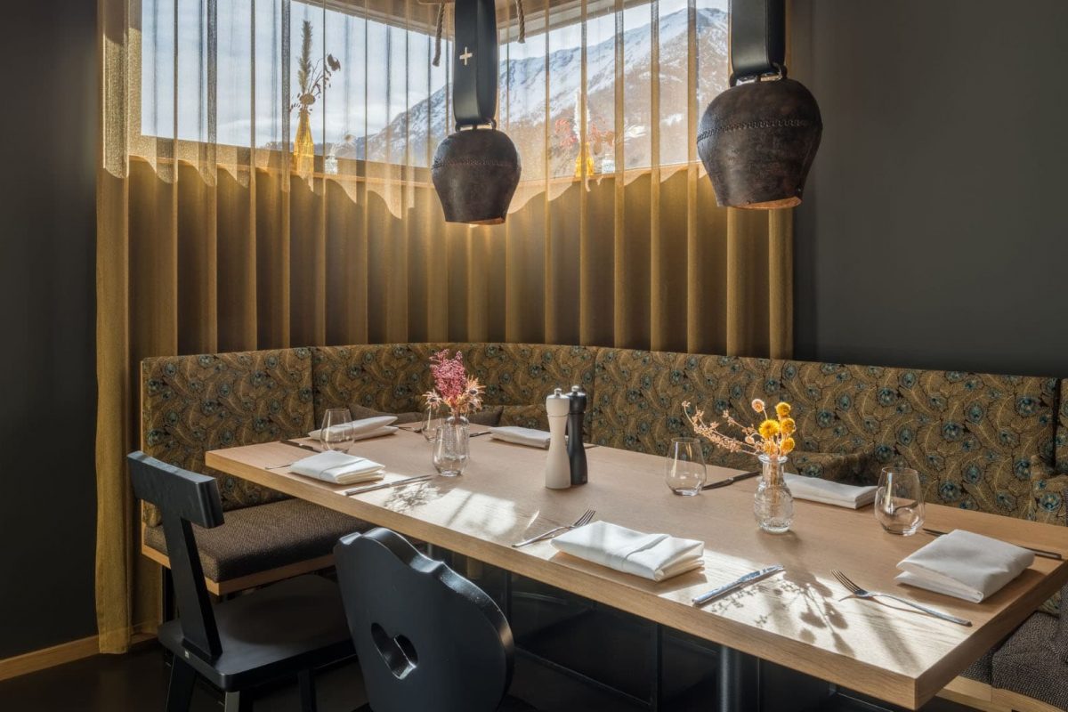 Innenarchitektur München / Innenarchitektur Federleicht - Gemütliche Sitznische im La Soa Chalets mit Bergblick, rustikalen Glockenleuchten und transluzenten Vorhängen