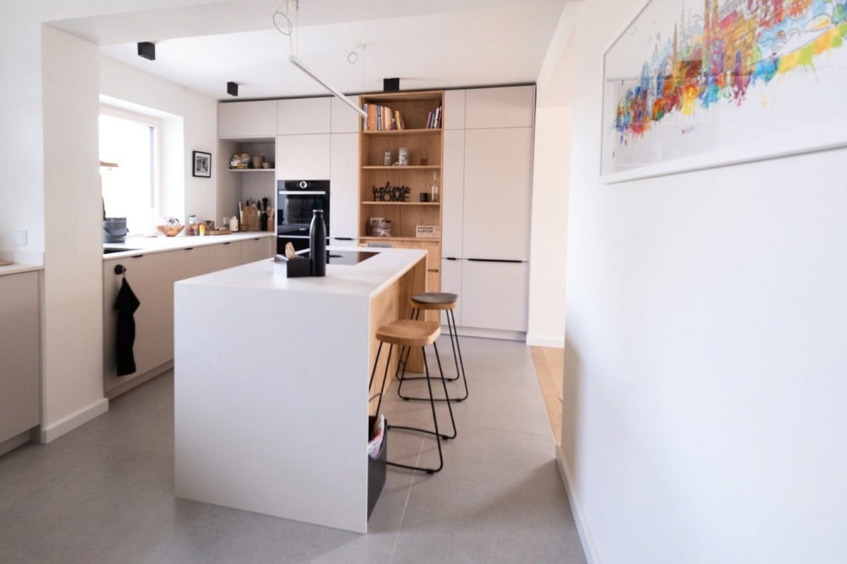 Innenarchitektur München, Büro Innenarchitektur Federleicht – Moderne Küche mit Kochinsel, offenen Regalen und warmen Holzdetails für ein harmonisches Design