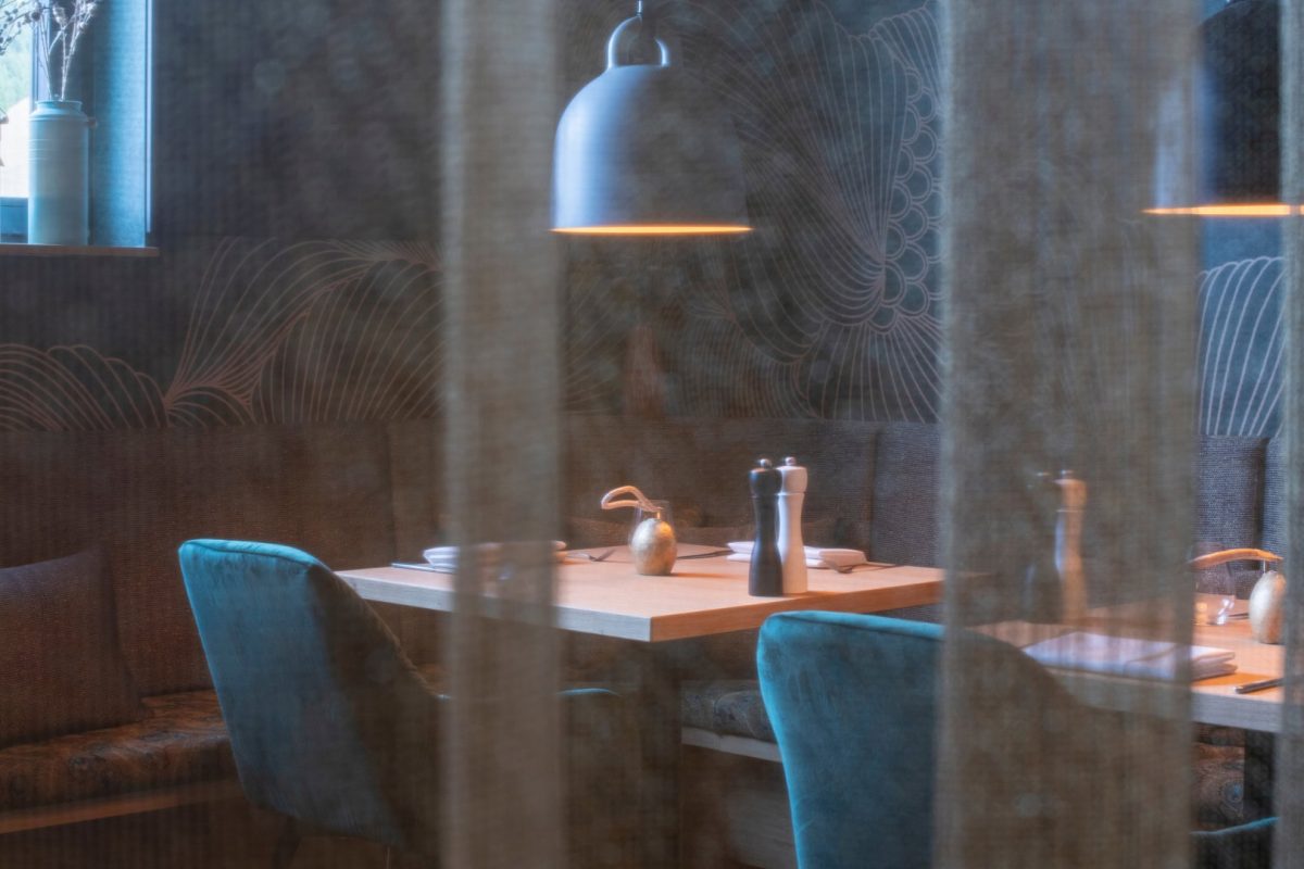 Innenarchitektur München / Innenarchitektur Federleicht - Stimmungsvolle Detailaufnahme eines gedeckten Tisches im Speisesaal des La Soa Chalets mit moderner Beleuchtung und eleganten Texturen