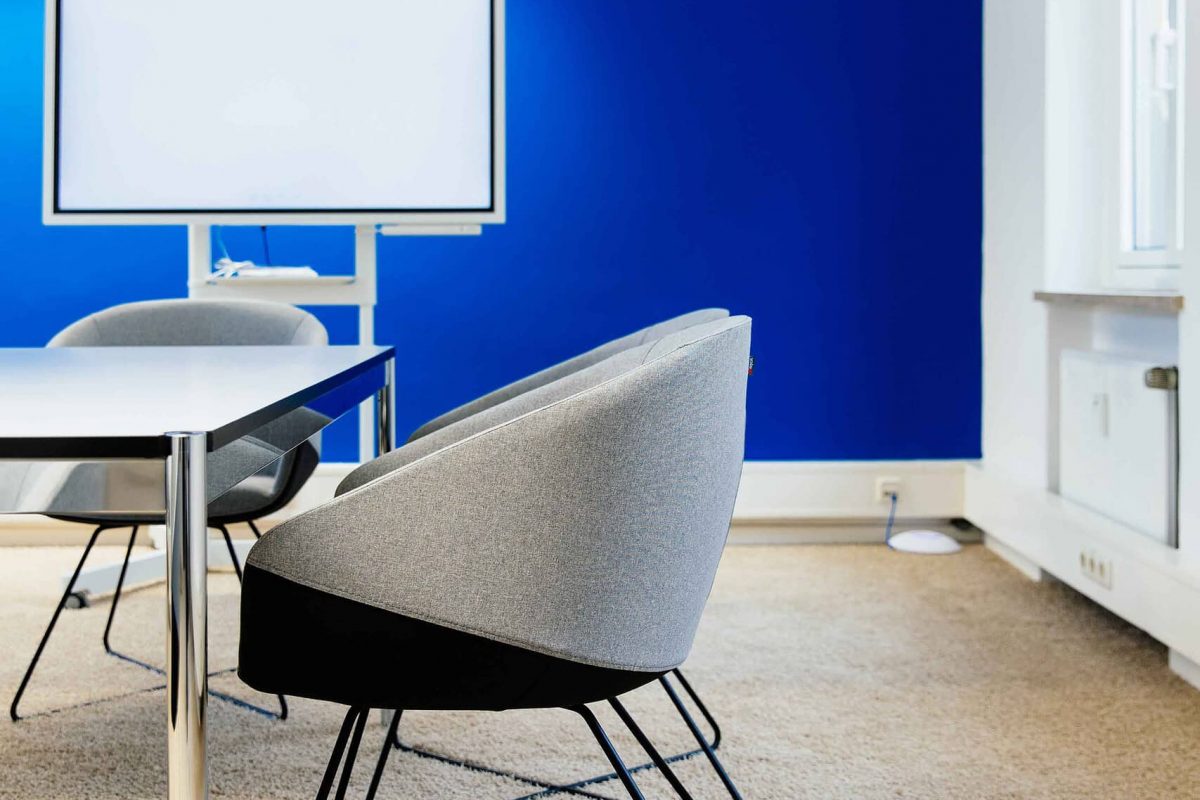 Innenarchitektur München - Nachhaltige Bürogestaltung, blauer Meetingraum bei Celonis SE in München