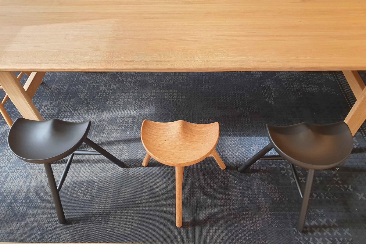 Innenarchitektur München - Hocker von der dänischen Holzmöbelfirma Form & Refine im Gemeinschaftsraum