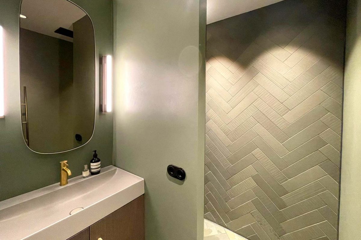 Innenarchitektur München - In grün gestaltetes Badezimmer in renovierter Altbauwohnung