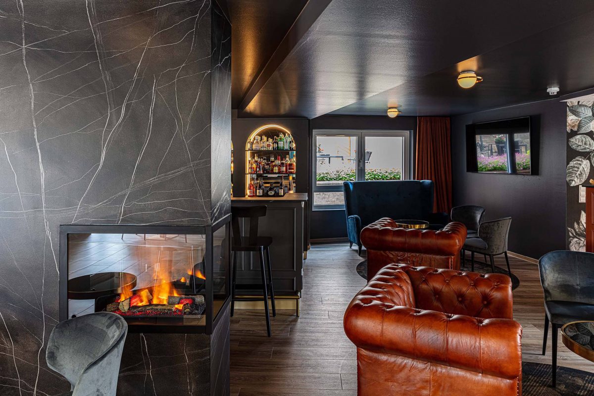 Innenarchitektur München – Bar mit Kaminlounge im Golfhotel Schloss Reichmannsdorf in Schlüsselfeld