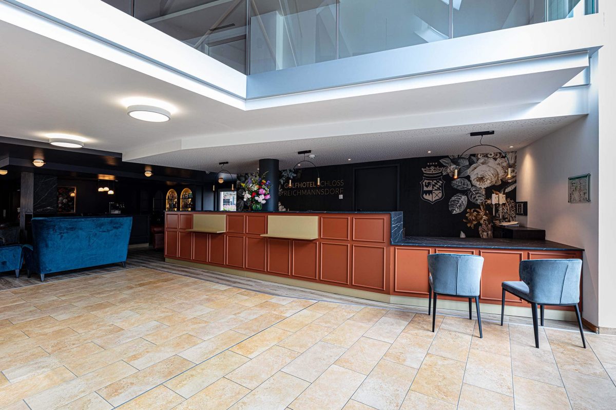 Innenarchitektur München – Hotel Design, Rezeption in der Eingangshalle im Golfhotel Schloss Reichmannsdorf in Schlüsselfeld