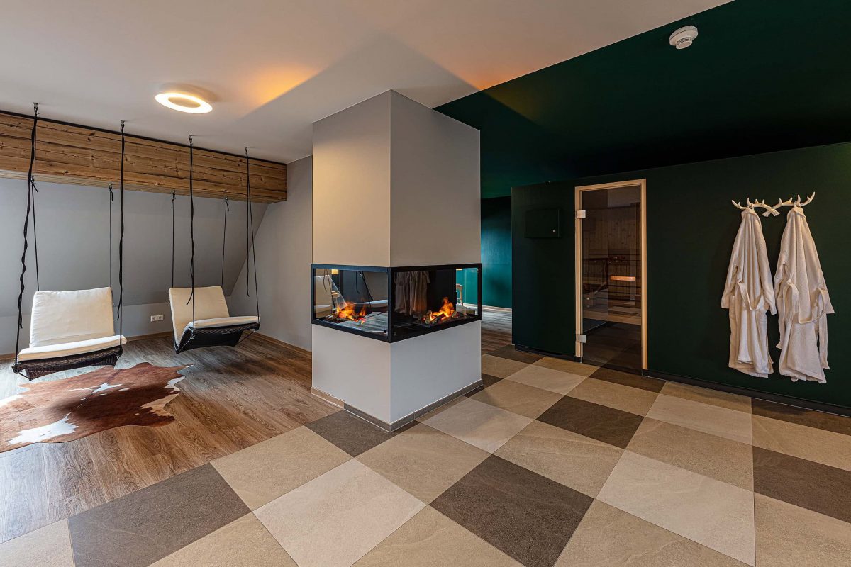 Innenarchitektur München – Hotel Design, Wellnessbereich mit Kamin im Golfhotel Schloss Reichmannsdorf in Schlüsselfeld