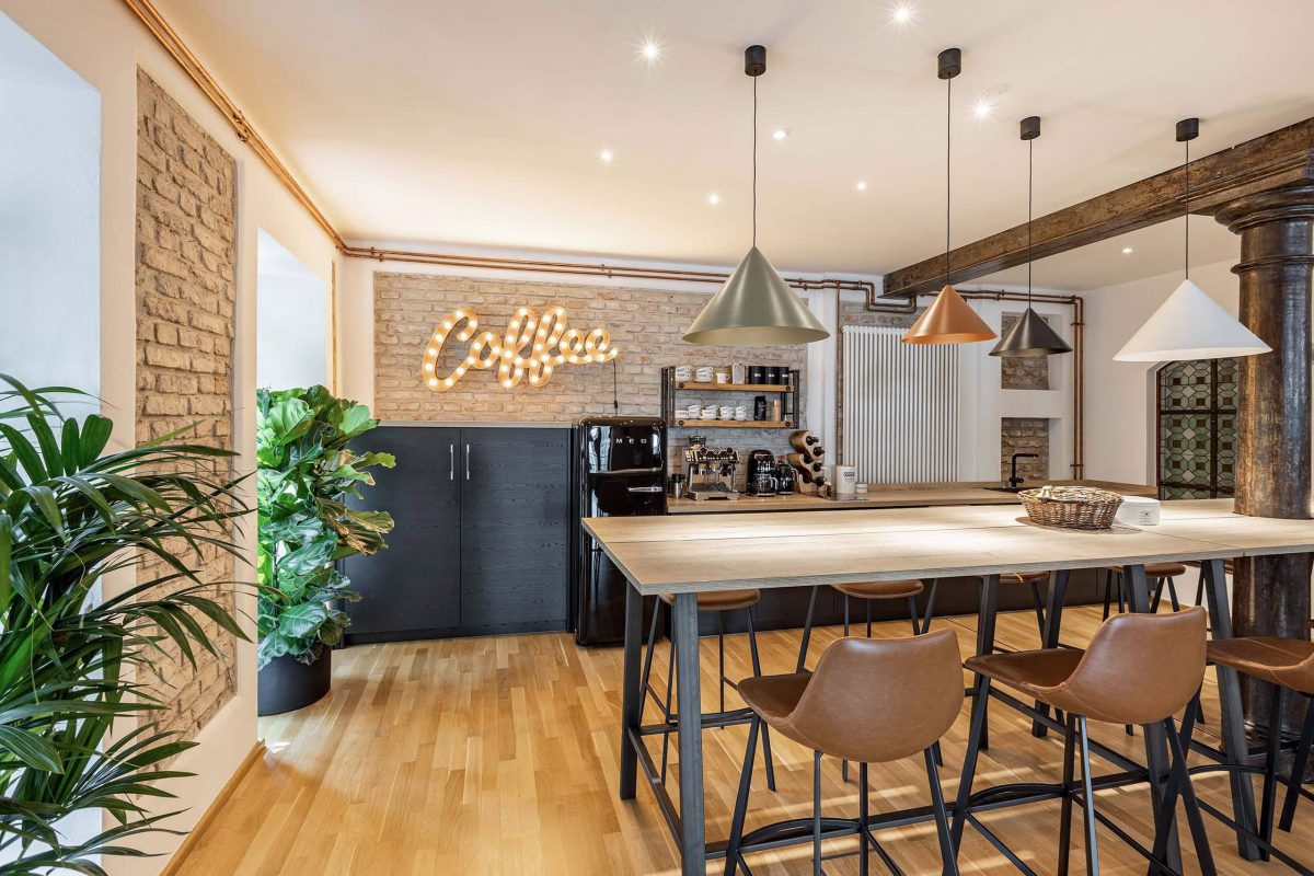 Innenarchitektur München - Bürogestaltung/Büroplanung, Küchenbereich mit Hochtisch bei Hephaistos Ingenieurgesellschaft mbH in München