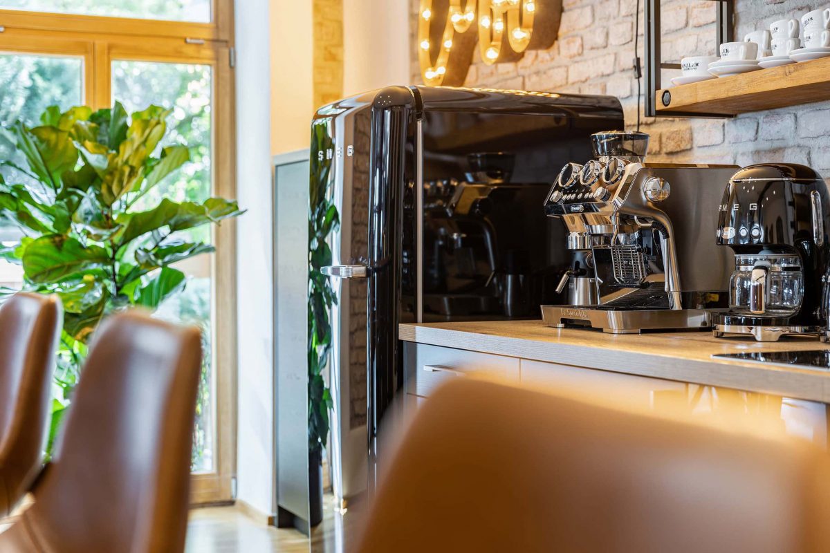 Innenarchitektur München - Bürogestaltung/Büroplanung, Kühlschrank und Kaffeemaschine bei Hephaistos Ingenieurgesellschaft mbH in München