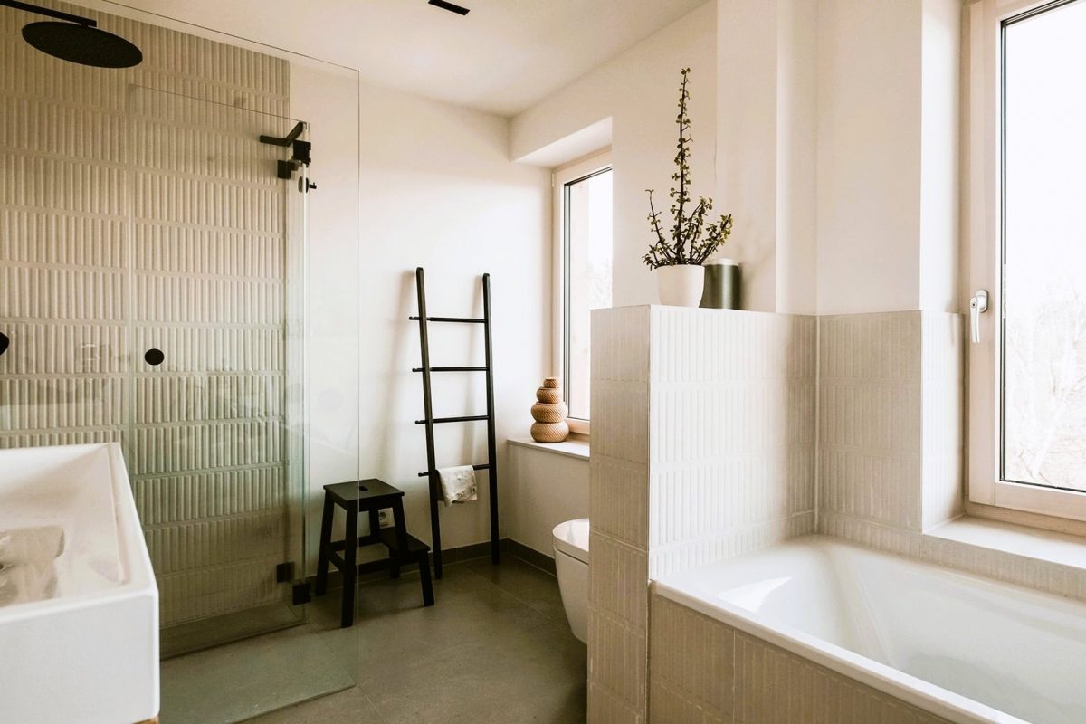 Innenarchitektur München, Büro Innenarchitektur Federleicht – Modernes Badezimmer mit Duschbereich, Badewanne und minimalistischen Details in natürlichen Tönen