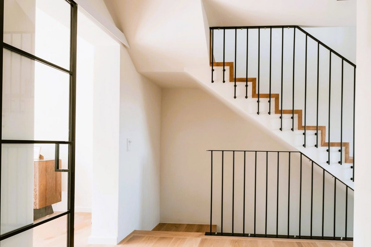 Innenarchitektur München, Büro Innenarchitektur Federleicht – Sanierung/Renovierung Reihenendhaus, modernes Treppenhaus mit Holzstufen, filigranem Metallgeländer und klarer Linienführung