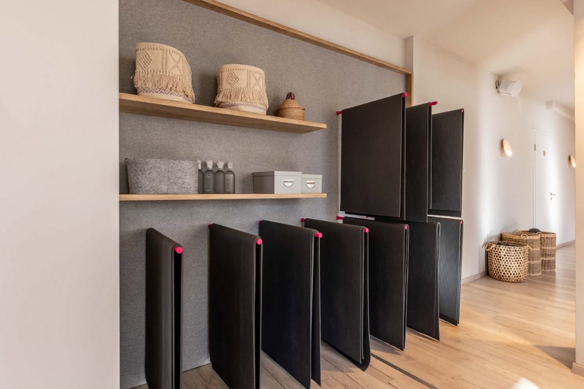 Innenarchitektur München / Innenarchitektur Federleicht - Aufbewahrungslösung für Yogamatten mit minimalistischen Regalen und natürlicher Gestaltung im Yogastudio