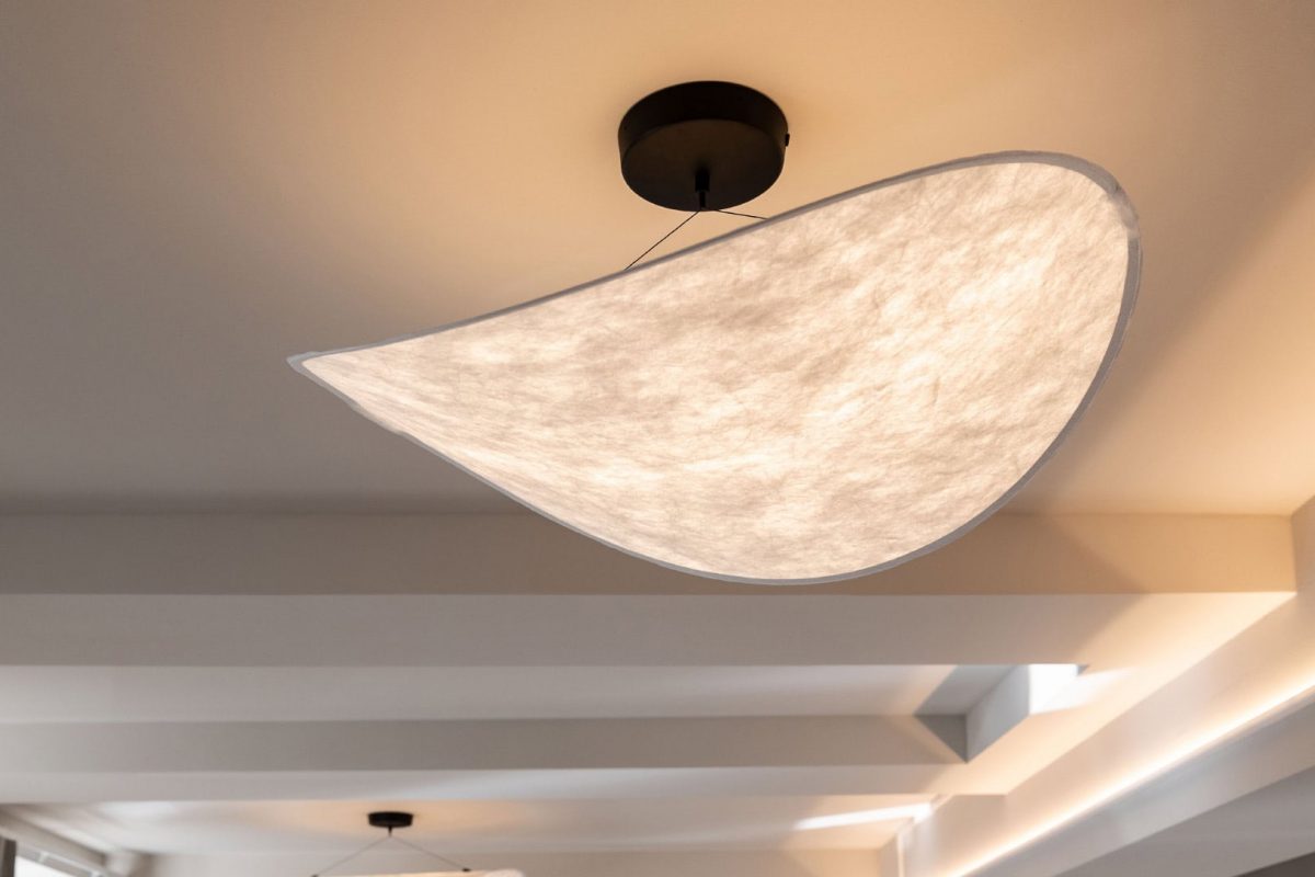 Innenarchitektur München / Innenarchitektur Federleicht - Moderne Deckenleuchte mit organischem Design im Yogastudio