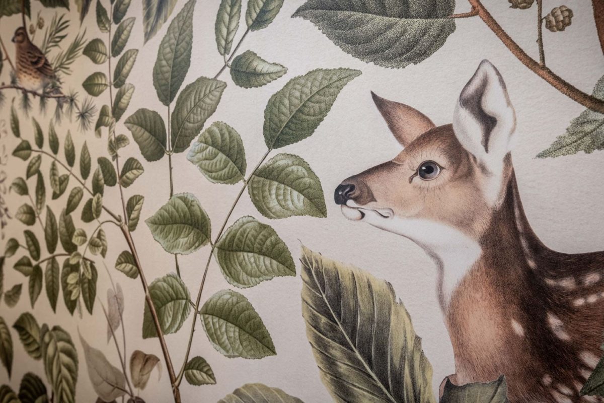 Innenarchitektur München / Innenarchitektur Federleicht - Detailaufnahme einer Tapete mit Wald- und Tiermotiven in der Damen-Umkleide eines Yogastudios