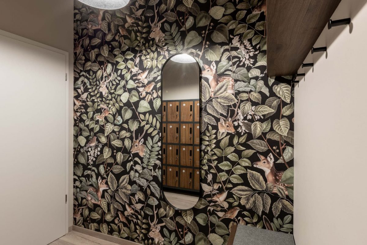 Innenarchitektur München / Innenarchitektur Federleicht - Herren-Umkleide im Yogastudio mit Waldtapete, Spiegeldetail und Holzspinden