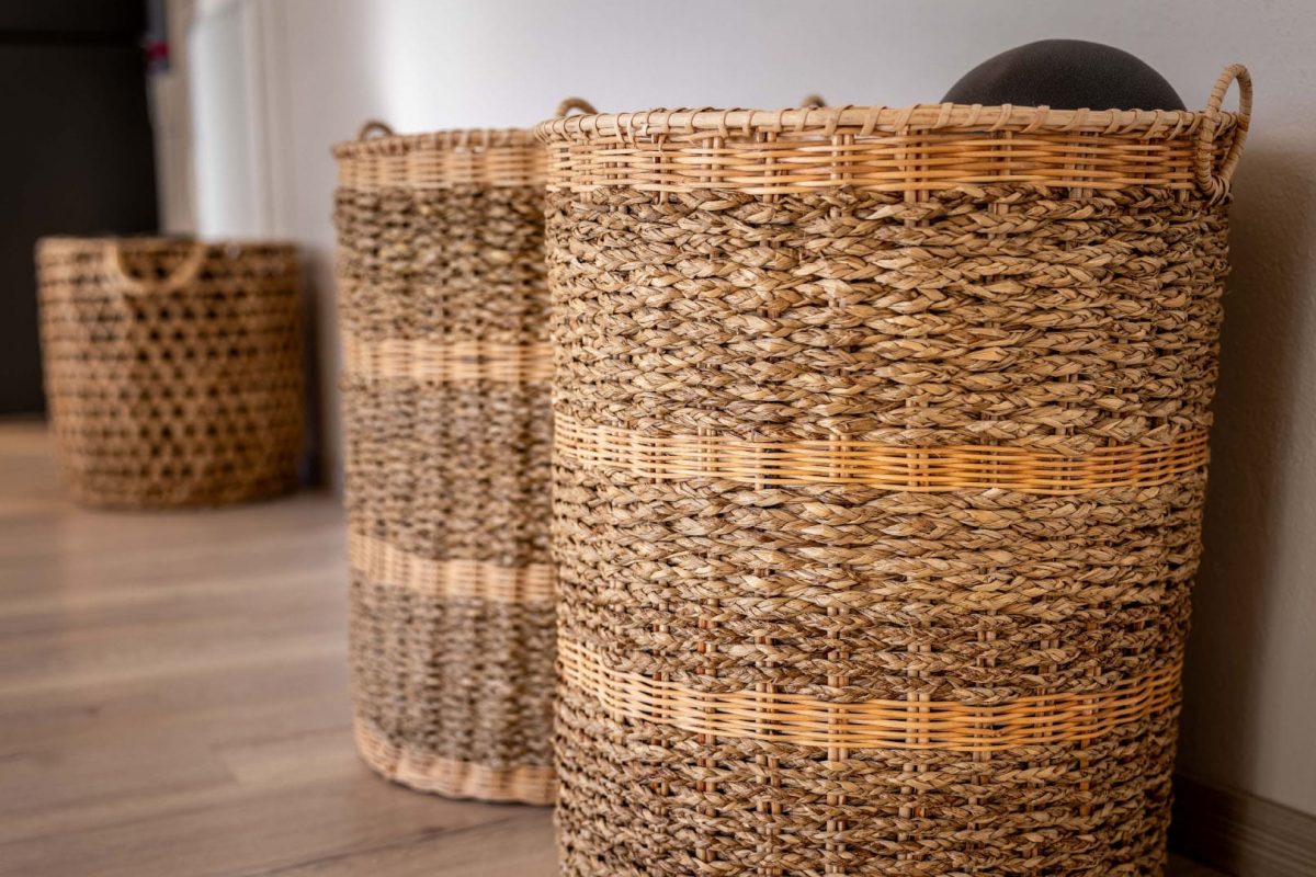Innenarchitektur München / Innenarchitektur Federleicht - Geflochtene Körbe zur stilvollen Aufbewahrung von Pilatesbällen im Yogastudio