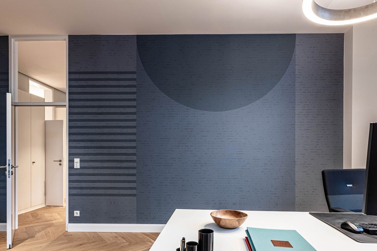 Innenarchitektur München / Innenarchitektur Federleicht - Bürogestaltung, Arbeitsplatz mit blauer Akzentwand und modernen Kreis-Motiven für eine inspirierende Atmosphäre