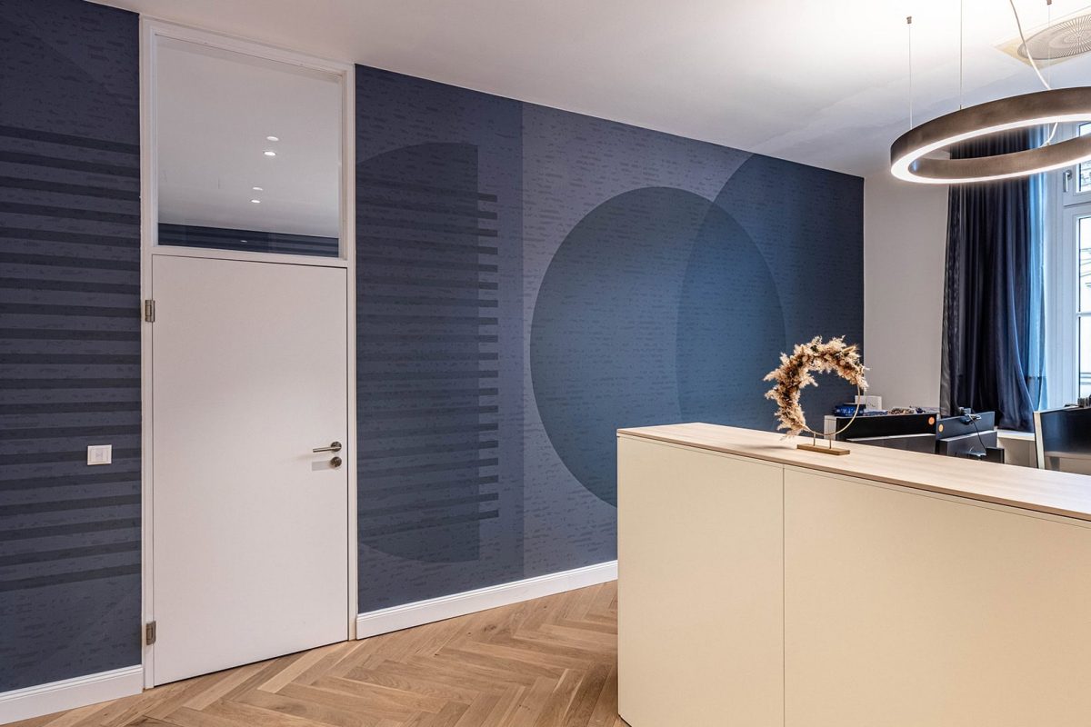 Innenarchitektur München / Innenarchitektur Federleicht - Bürogestaltung, Arbeitsplatz mit einer blauen Akzentwand mit Tapete, auf der Kreise zu sehen sind