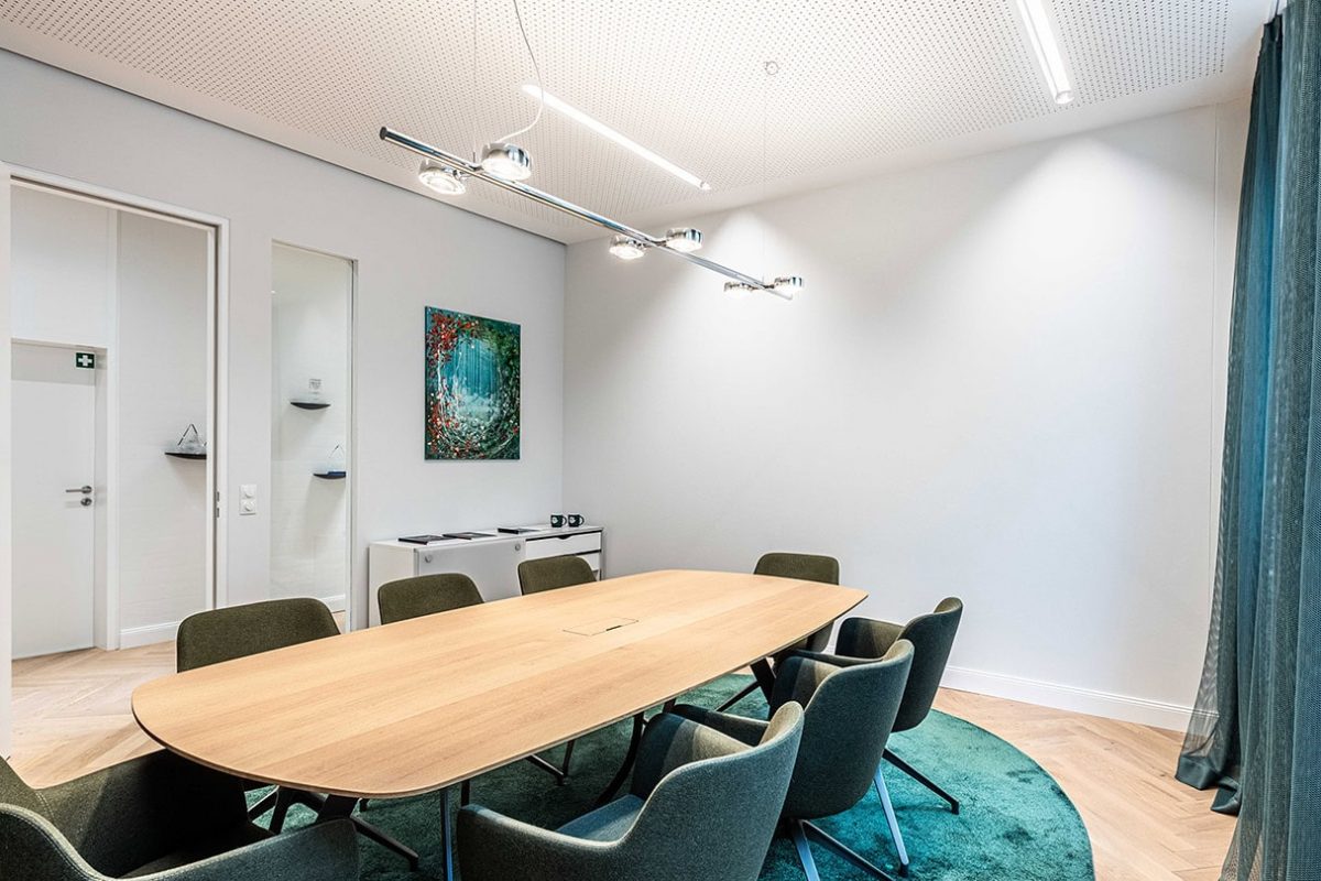 Innenarchitektur München / Innenarchitektur Federleicht - Bürogestaltung, Meetingraum mit langem Holztisch
