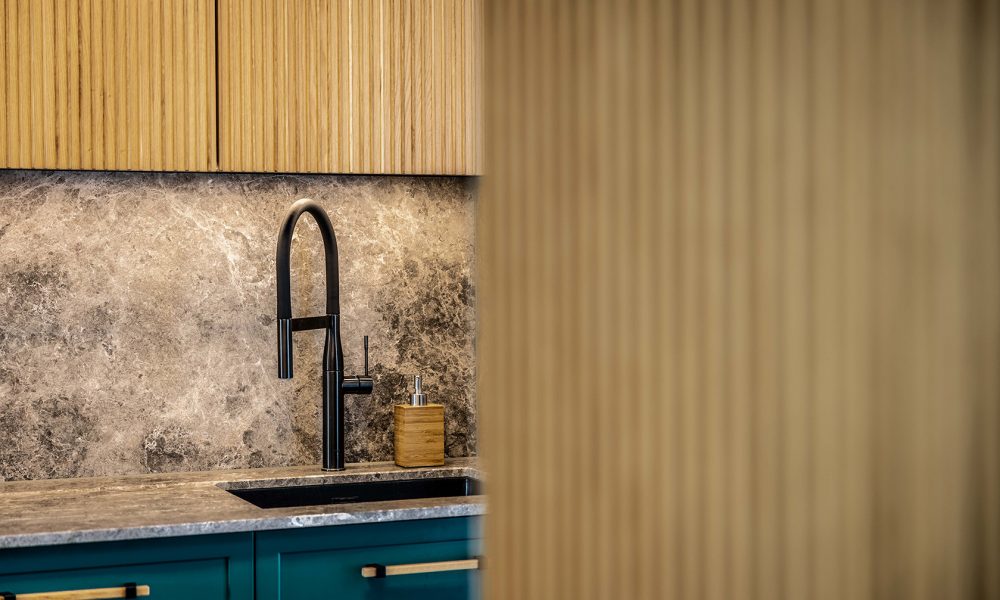 Innenarchitektur Federleicht - Küchensanierung in einer Eigentumswohnung / Detailfoto der Eichenfront der Hängeschränke