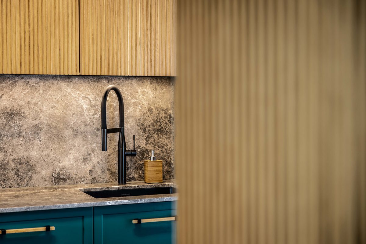 Innenarchitektur Federleicht - Küchensanierung in einer Eigentumswohnung / Detailfoto der Eichenfront der Hängeschränke