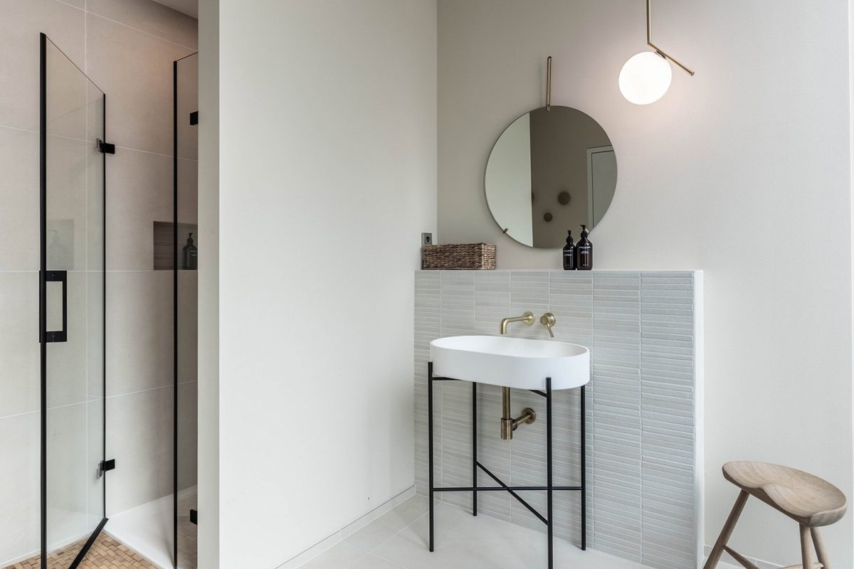 Innenarchitektur München - Bürogestaltung von Innenarchitektur Federleicht aus München, modernes helles Badezimmer