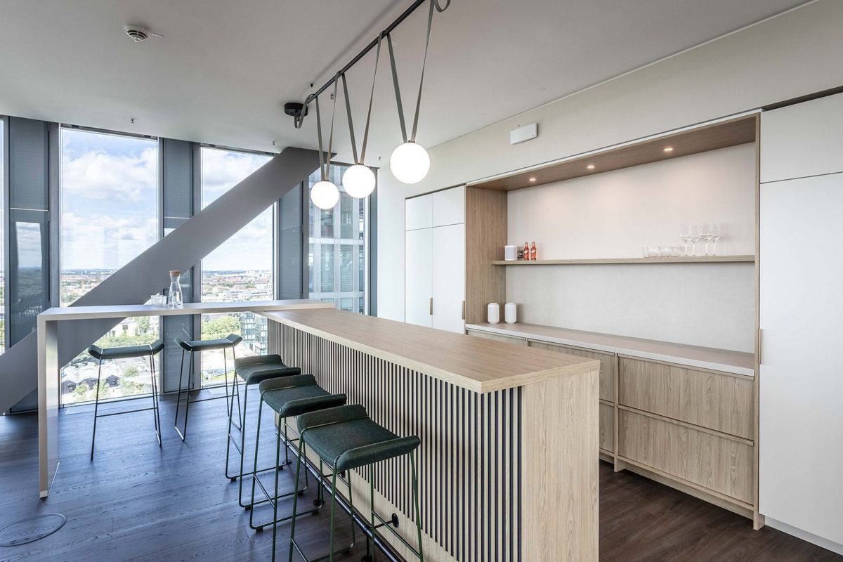Innenarchitektur München - Bürogestaltung von Innenarchitektur Federleicht aus München, Meetingraum mit Eventküche, Bar, Tresen, Barhockern
