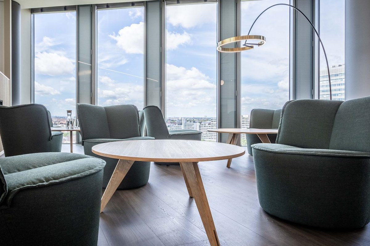 Innenarchitektur München - Bürogestaltung von Innenarchitektur Federleicht aus München, Meetingraum mit Eventbereich, Lounge Sesseln zum entspannten Austausch
