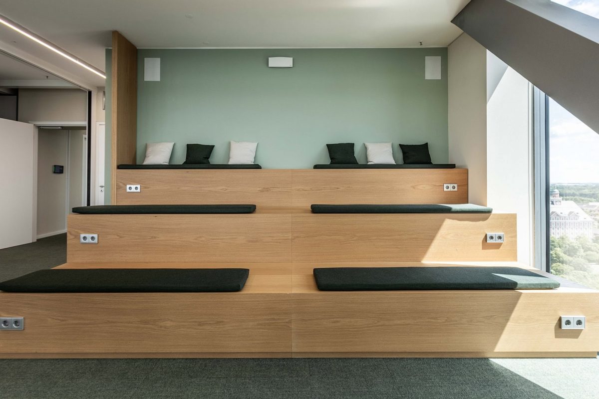 Innenarchitektur München - Bürogestaltung von Innenarchitektur Federleicht aus München, Meetingraum mit coolen Sitzbänken aus hellem Holz